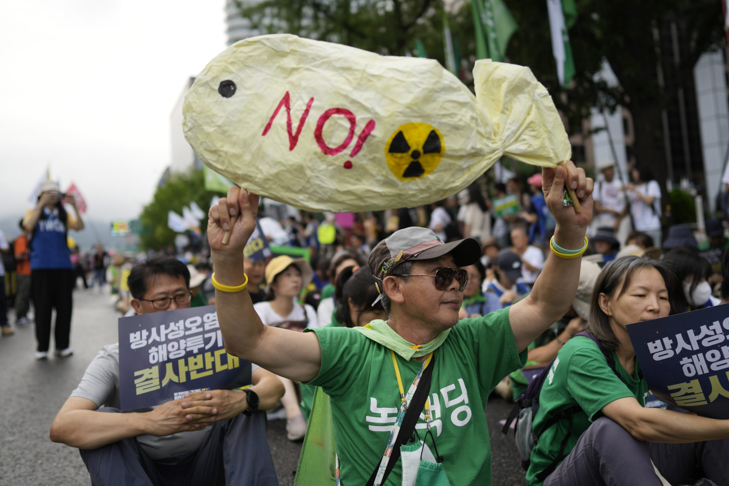 Mitglieder von Bürgergruppen halten in Südkorea Schilder bei einer Kundgebung gegen den Plan der japanischen Regierung, aufbereitetes radioaktives Wasser aus dem beschädigten Kernkraftwerk Fukushima ins Meer zu leiten. (Archivbild)