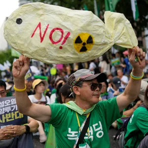 Mitglieder von Bürgergruppen halten in Südkorea Schilder bei einer Kundgebung gegen den Plan der japanischen Regierung, aufbereitetes radioaktives Wasser aus dem beschädigten Kernkraftwerk Fukushima ins Meer zu leiten. (Archivbild)