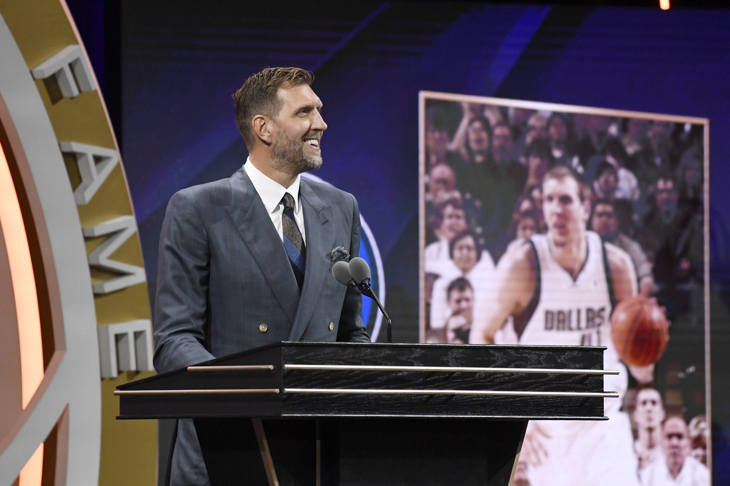 Baskettball-Ikone Dirk Nowitzki spricht bei seiner Aufnahme in die Hall of Fame der NBA