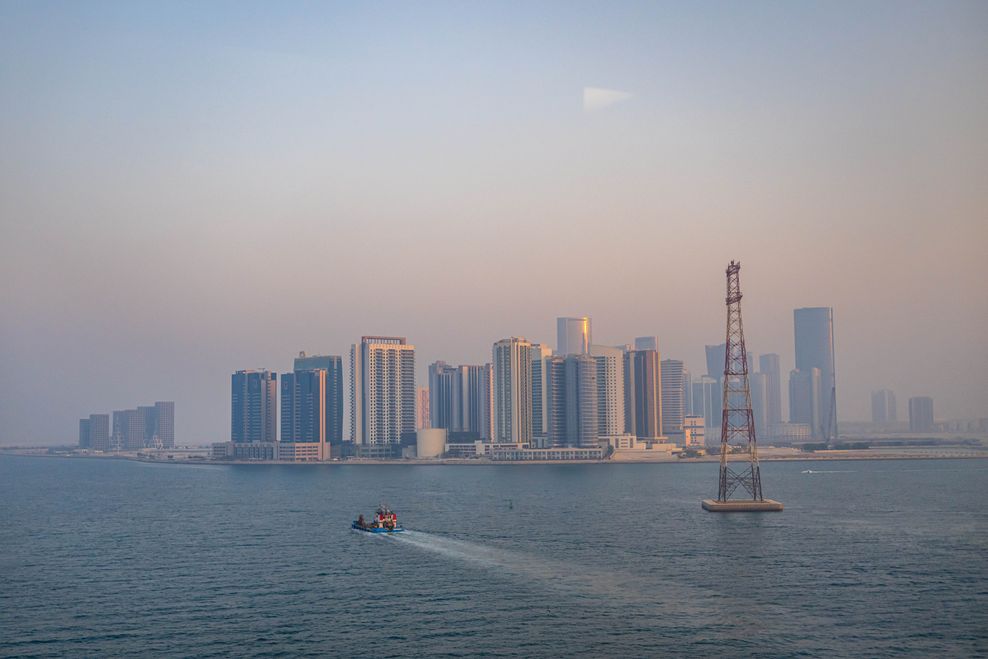 Die Hochhäuser der Skyline von Abu Dhabi. 