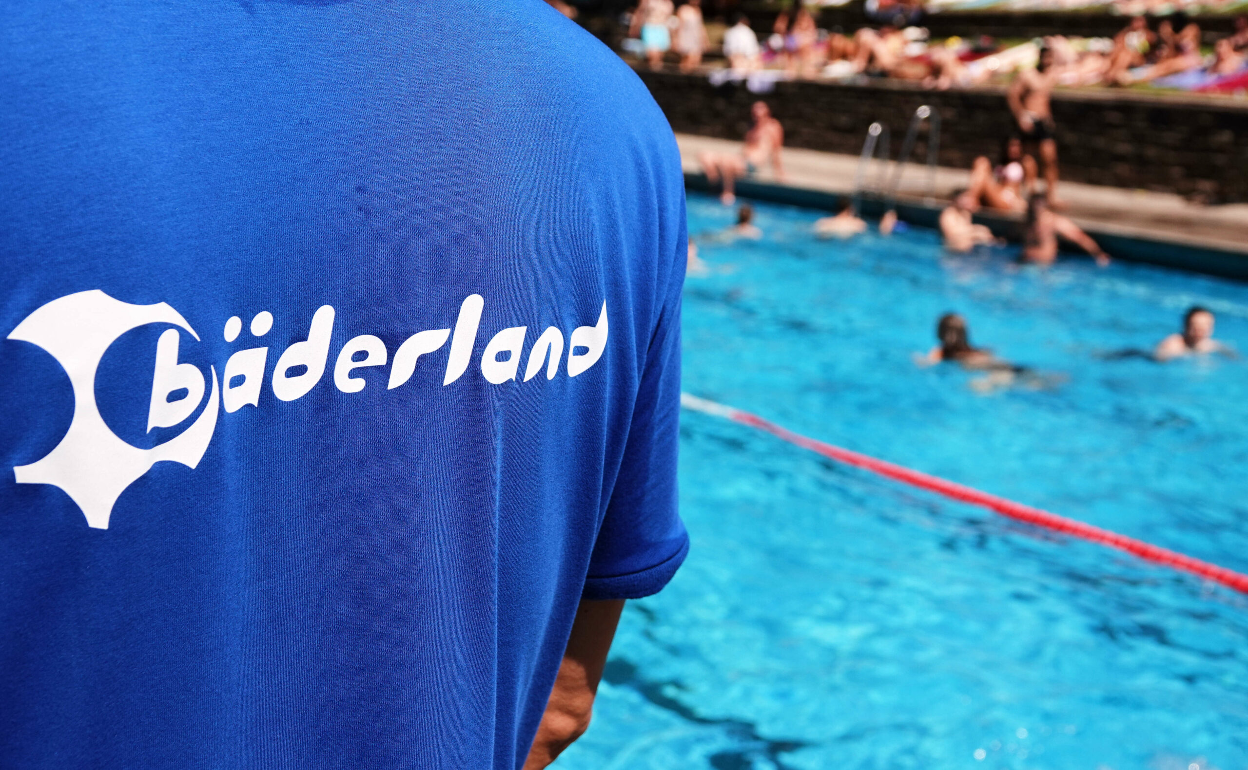 Ein Bäderland-Mitarbeiter steht am Rand eines Beckens im Kaifu-Freibad. (Symbolbild)