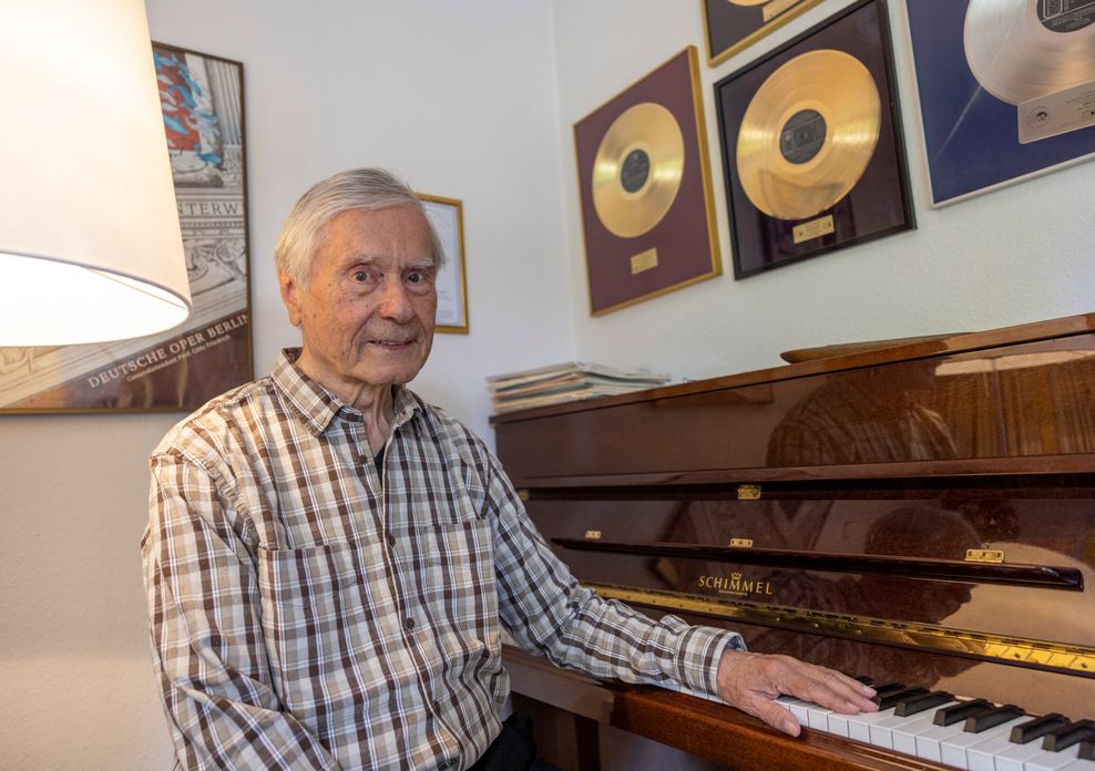 Thomas Woitkewitsch, Liedtexter und Drehbuchautor für Fernsehshows, sitzt an seinem Klavier.