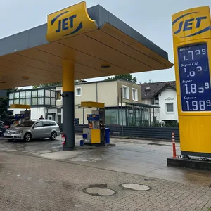 An dieser Tankstelle in Langenhorn soll ein Mann eine Frau mit Benzin überschüttet und verschleppt haben.