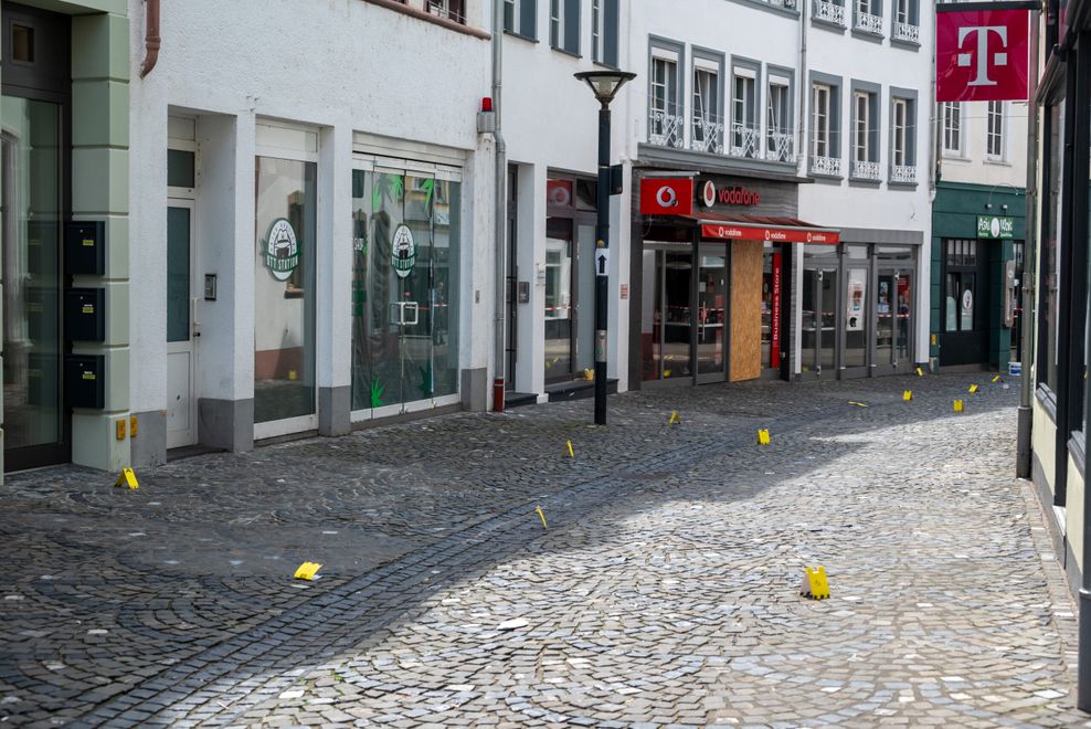 Markierungstafeln der Spurensicherung stehen in der Strasse, in der in der Nacht auf Samstag ein junger Mann getötet worden ist.