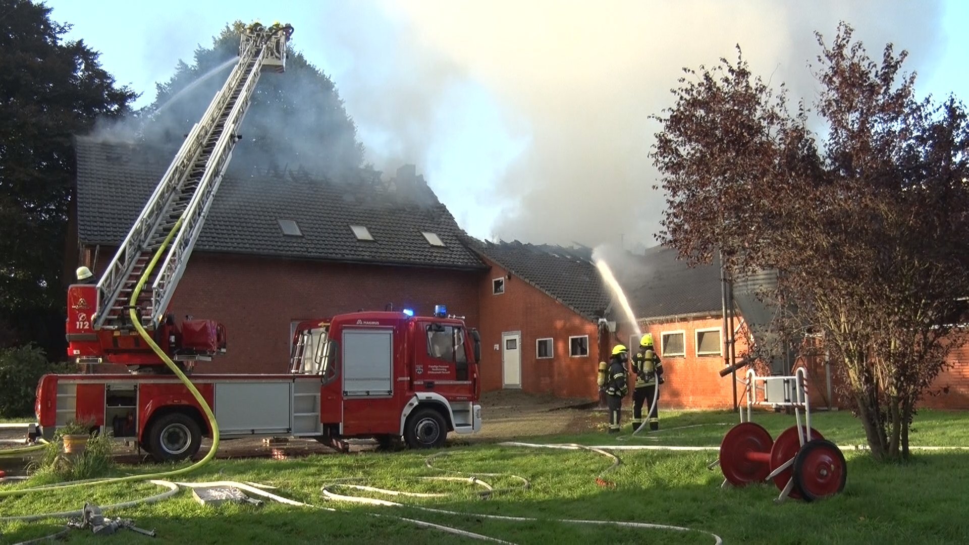 Einsatzkräfte der Feuerwehr löschen einen Brand in einem Rinderstall in Papenburg.