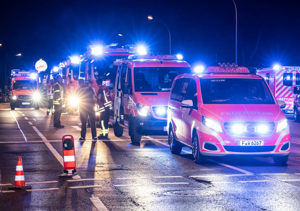 Die Einsatzkräfte sind mit einem Großaufgebot vor Ort.