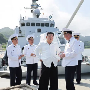 Diese von der staatlichen nordkoreanischen Nachrichtenagentur KCNA zur Verfügung gestellte undatierte Aufnahme soll nach Angaben von KCNA Kim Jong Un (M) bei einem Besuch einer Marine-Einheit und dem Test zum Abschuss von Marschflugkörpern zeigen.