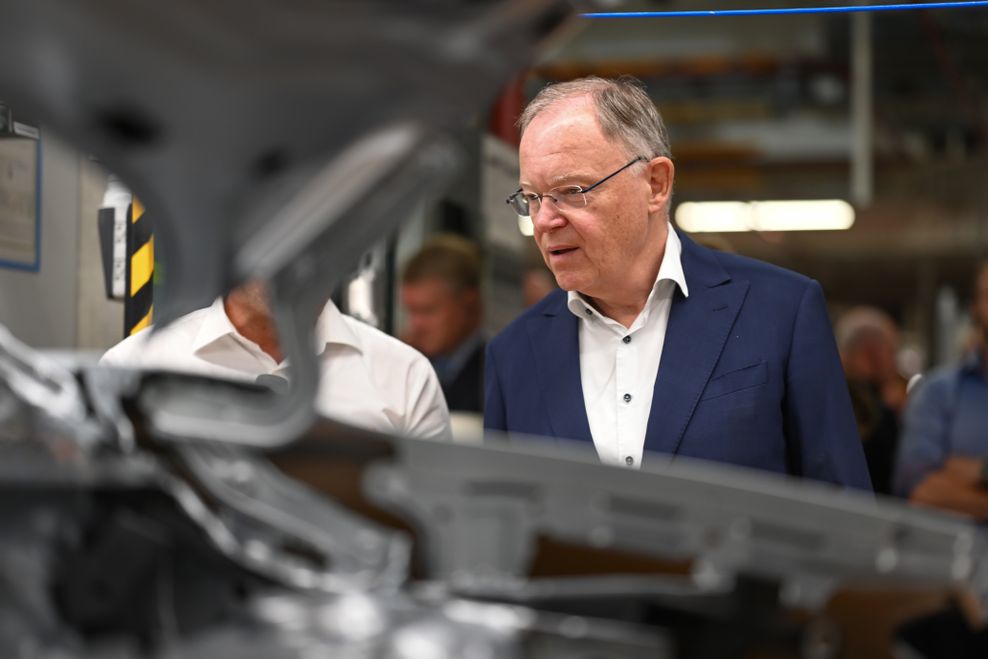Stephan Weil (SPD), Ministerpräsident von Niedersachsen, schaute sich den neuen Elektro-VW mit Hochspannung an.
