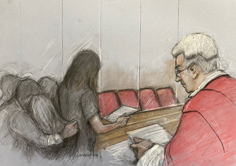 Auf der Zeichnung ist die Mutter eines der Opfer der ehemaligen Krankenschwester Lucy Letby, die vor dem Manchester Crown Court eine Erklärung verliest, zu sehen.