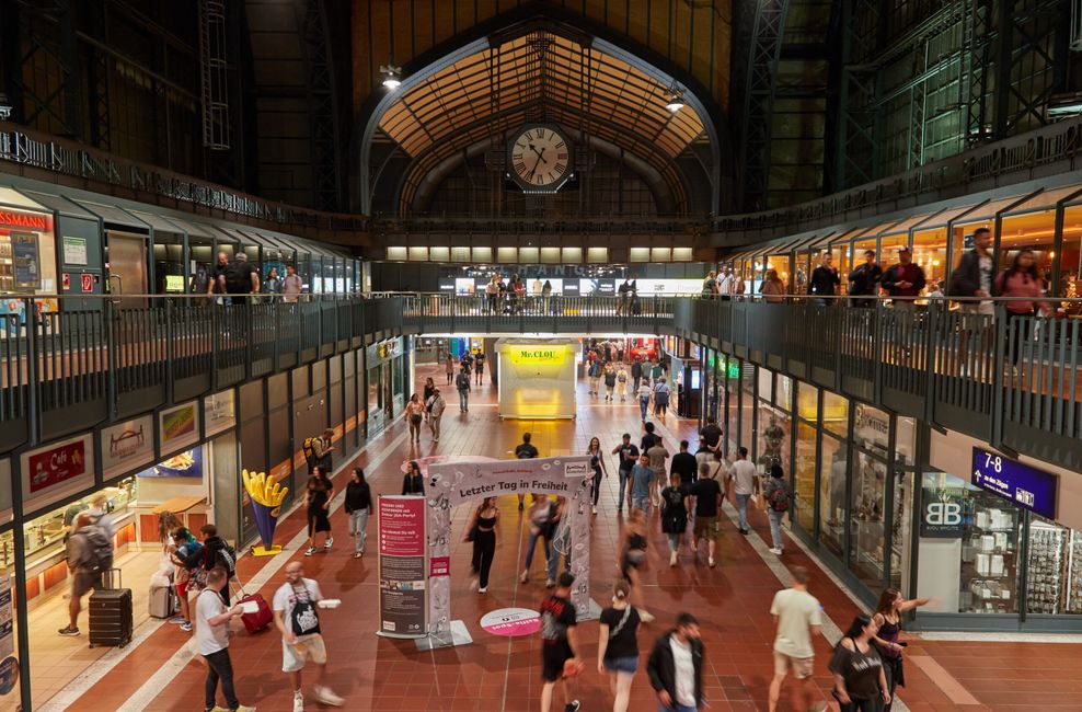 Blick in die Wandelhalle im Hauptbahnhof.