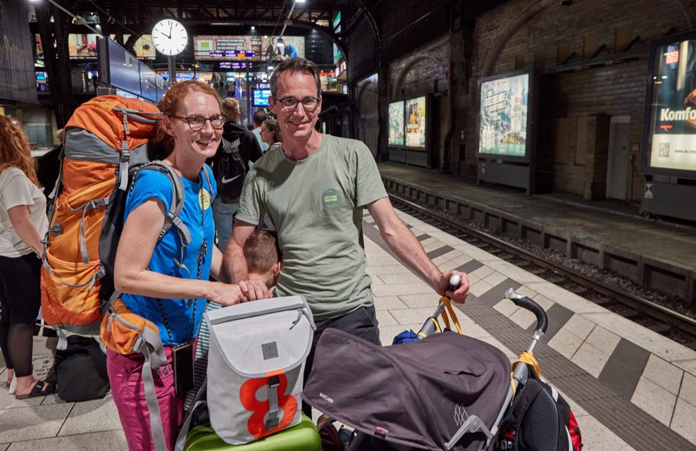 Ein Ehepaar aus Luzern, Schweiz, stehen mit ihren beiden Kindern auf dem Bahnsteig 14 im Hauptbahnhof und warten auf den Nachtzug nach Zürich.