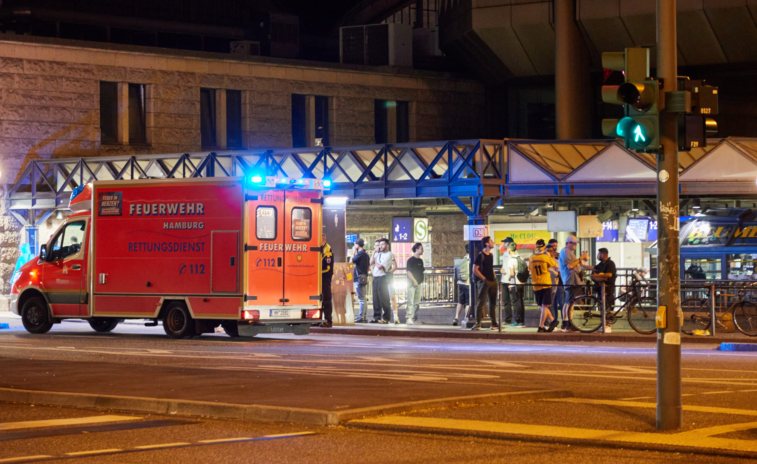 Brennpunkt Hauptbahnhof: Reporter waren an einem Freitagabend vor Ort. Hier: Ein Krankenwagen steht am Südeingang des Hauptbahnhof.