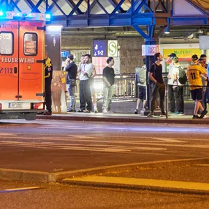 Brennpunkt Hauptbahnhof: Reporter waren an einem Freitagabend vor Ort. Hier: Ein Krankenwagen steht am Südeingang des Hauptbahnhof.