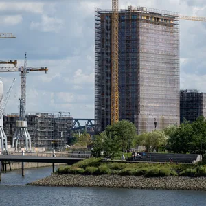 Die Baustelle des Holzhochhauses „Roots“ in der Hamburger HafenCity. Das Gebäude hat nun Richtfest gefeiert.