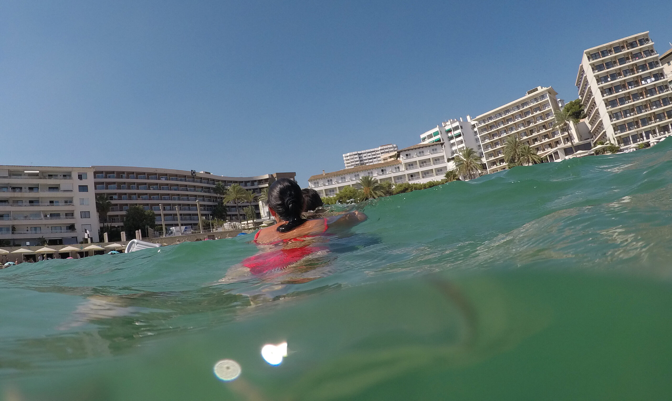 Eine Frau schwimmt im Meer.