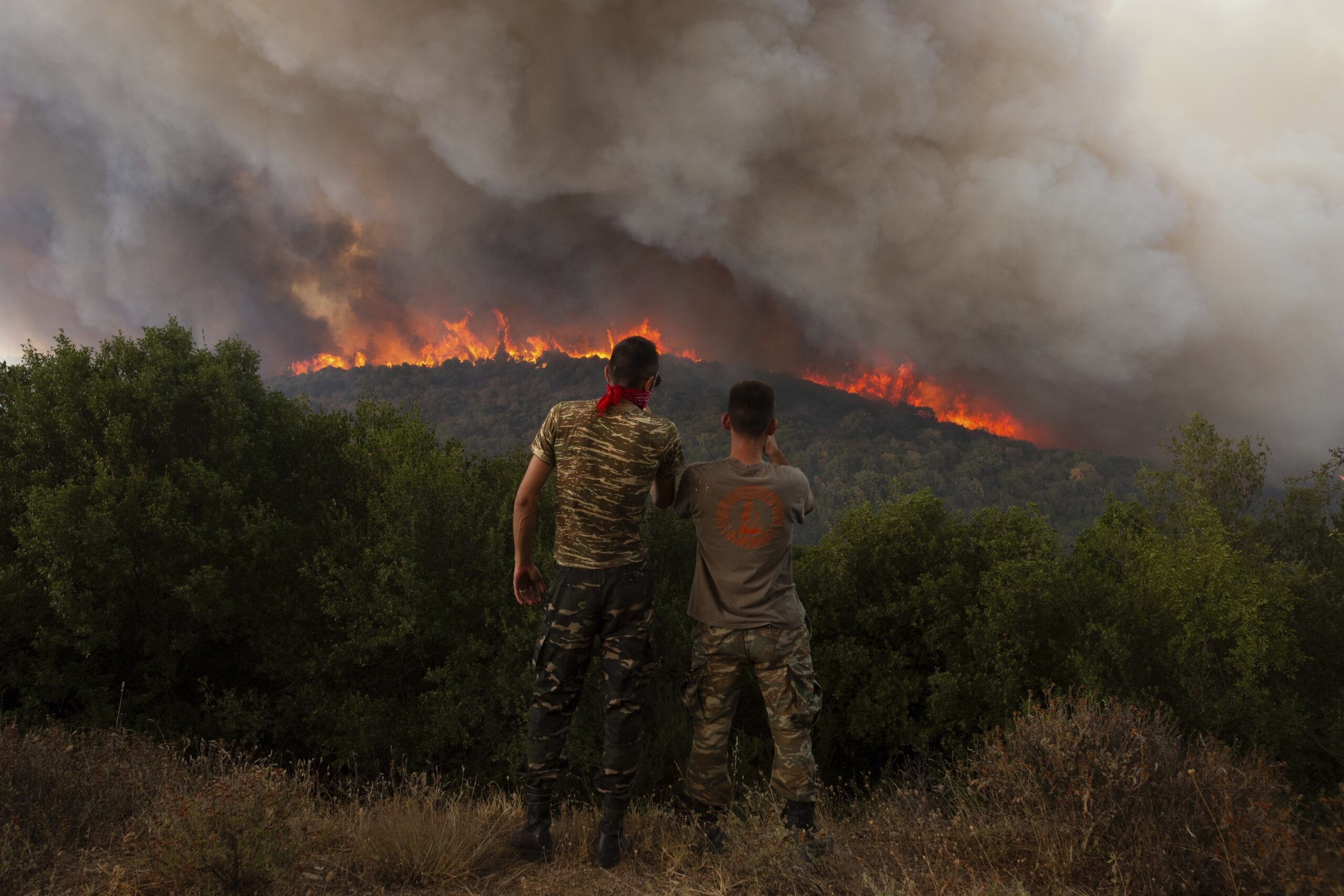 Flammen verbrennen einen Wald während eines Waldbrandes in der Nähe des Dorfes Sykorrahi in der nordöstlichen Region Evros.