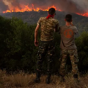 Flammen verbrennen einen Wald während eines Waldbrandes in der Nähe des Dorfes Sykorrahi in der nordöstlichen Region Evros.