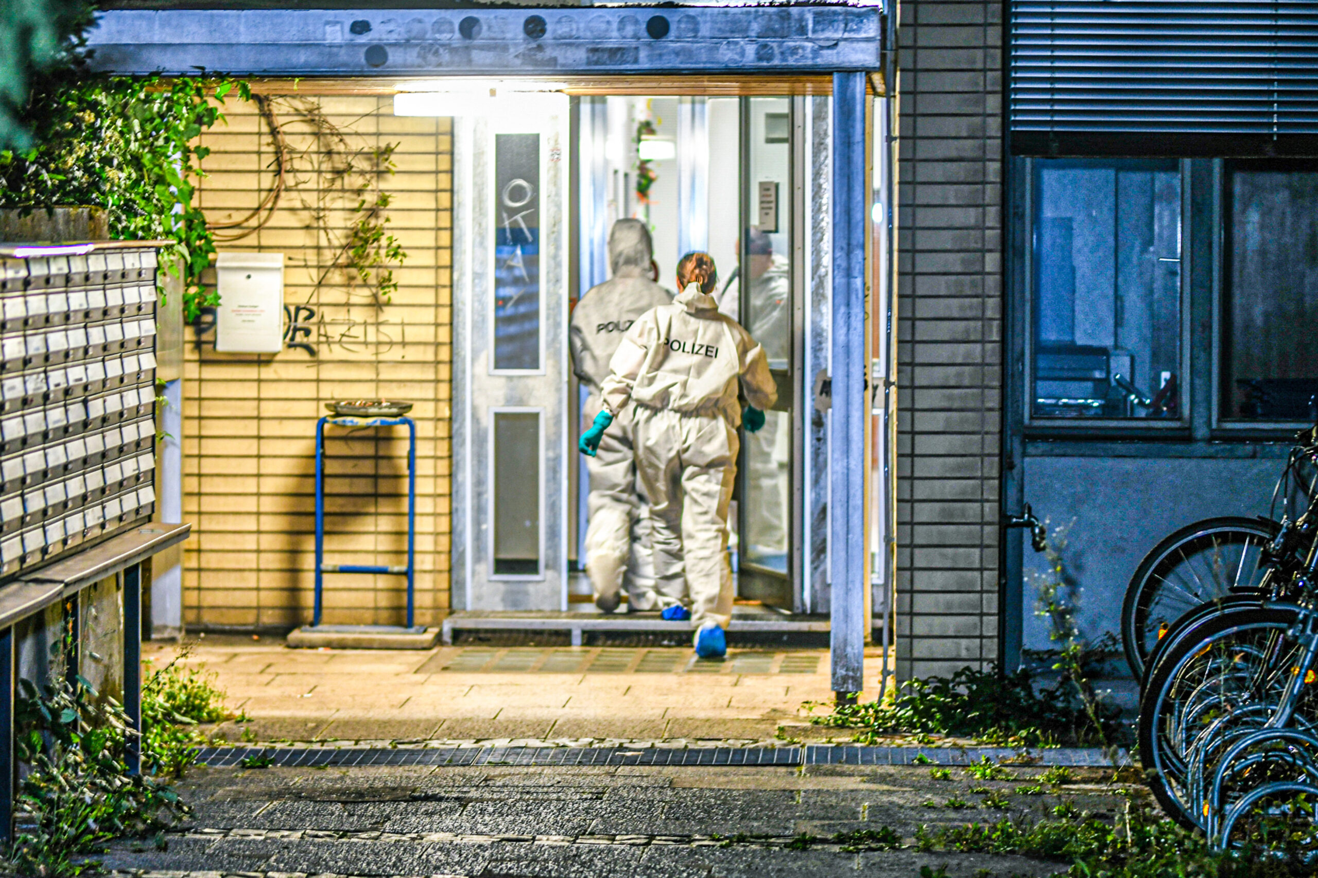 Polizisten in Schutzanzügen