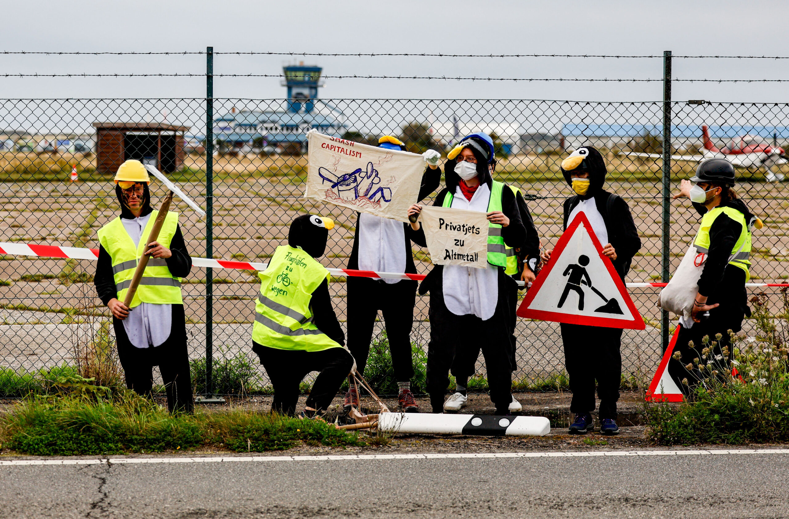 Die Aktivisten haben sich bei der Protest-Aktion als Pinguine verkleidet – das Markenzeichen der Gruppe „Am Boden bleiben“.