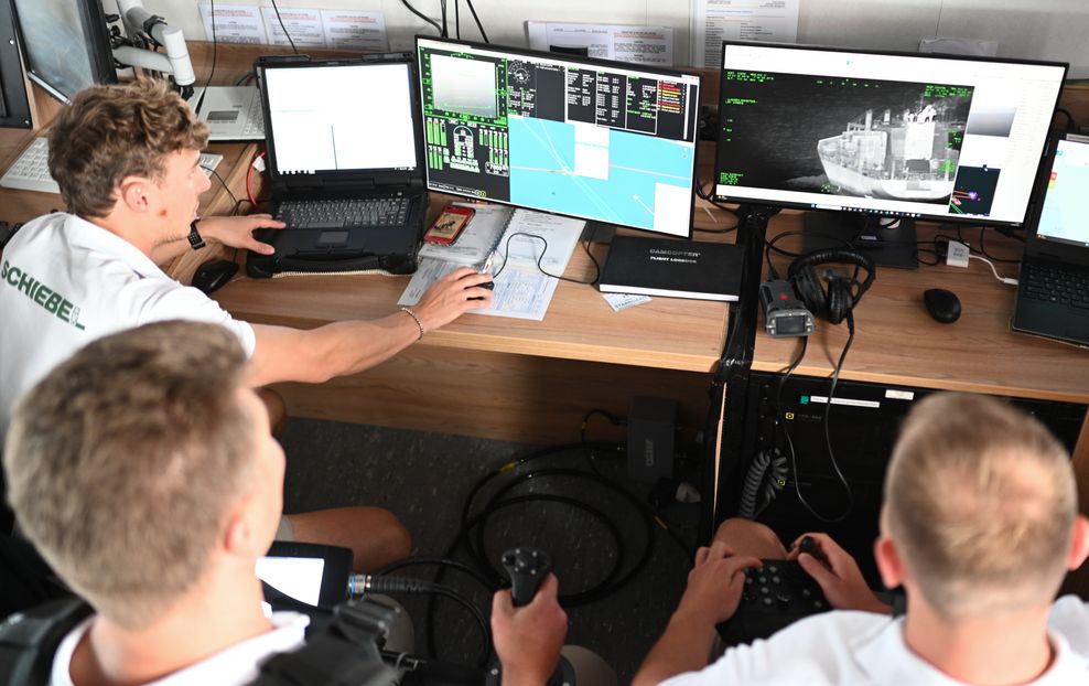 In Nord- und Ostsee gelten strenge Grenzwerte für Schiffsemissionen. Control Station Operator, Sébastien Thiery-Bondaneli (von li. nach re.), UAS Operator, Aleksander Ljudivig und Pilot in Command, Roman Nagy führen gemeinsam den Flug und die Messung mit der Drohne durch.