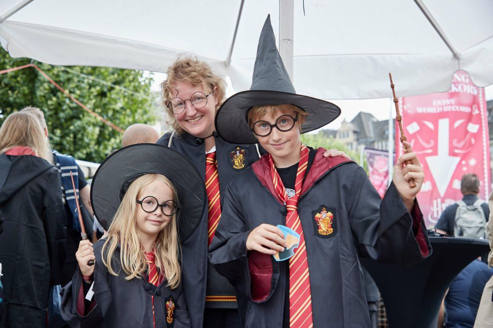 Silke Stübinger aus Potsdam kommt mit ihrer Tochter Samantha (7) und ihrem Sohn Tyler (11) als Harry Potter verkleidet zum Rathausmarkt