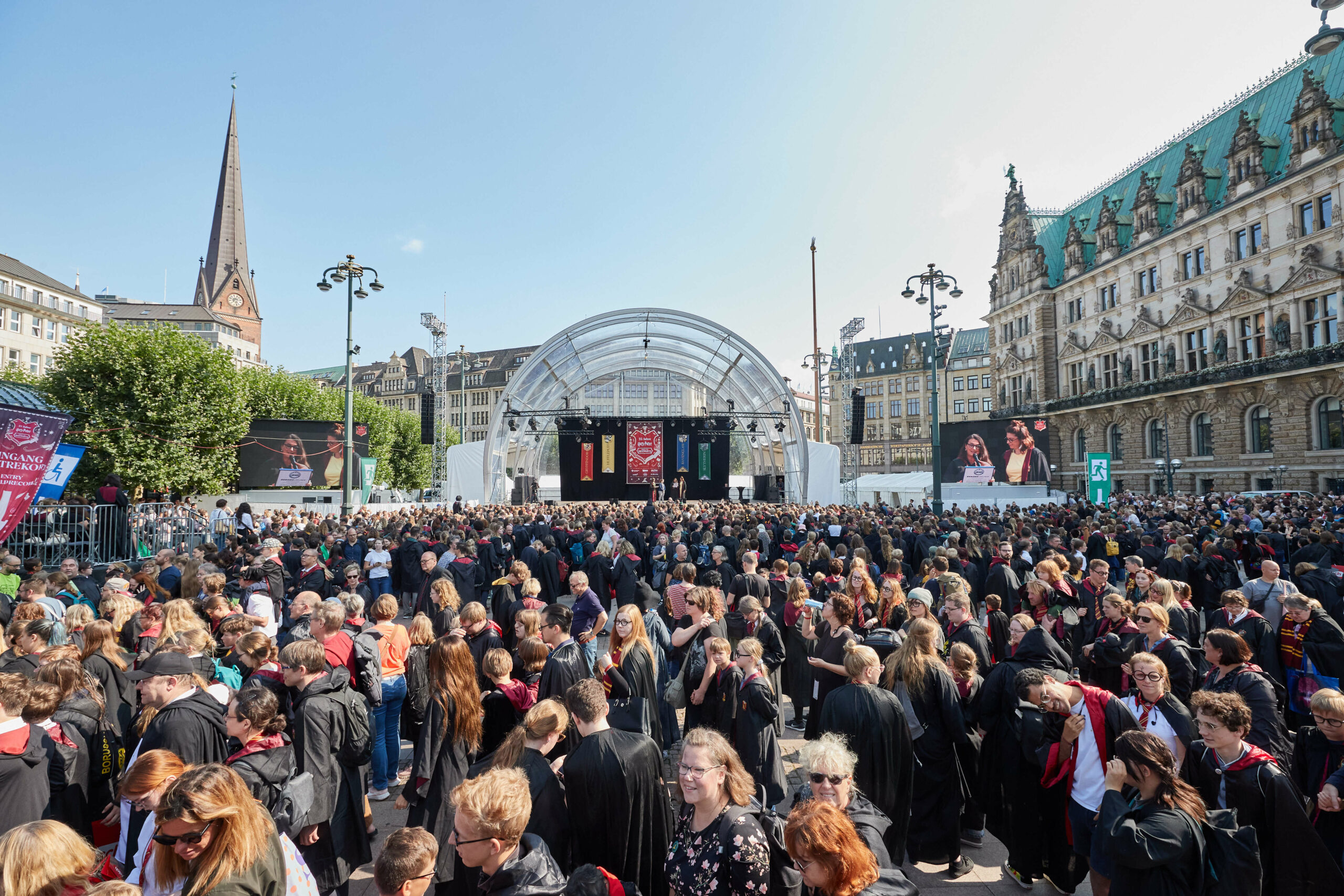 Tausende als Harry Potter verkleidete Fans strömten auf den Hamburger Rathausmarkt