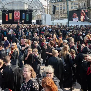 Tausende als Harry Potter verkleidete Fans strömten auf den Hamburger Rathausmarkt