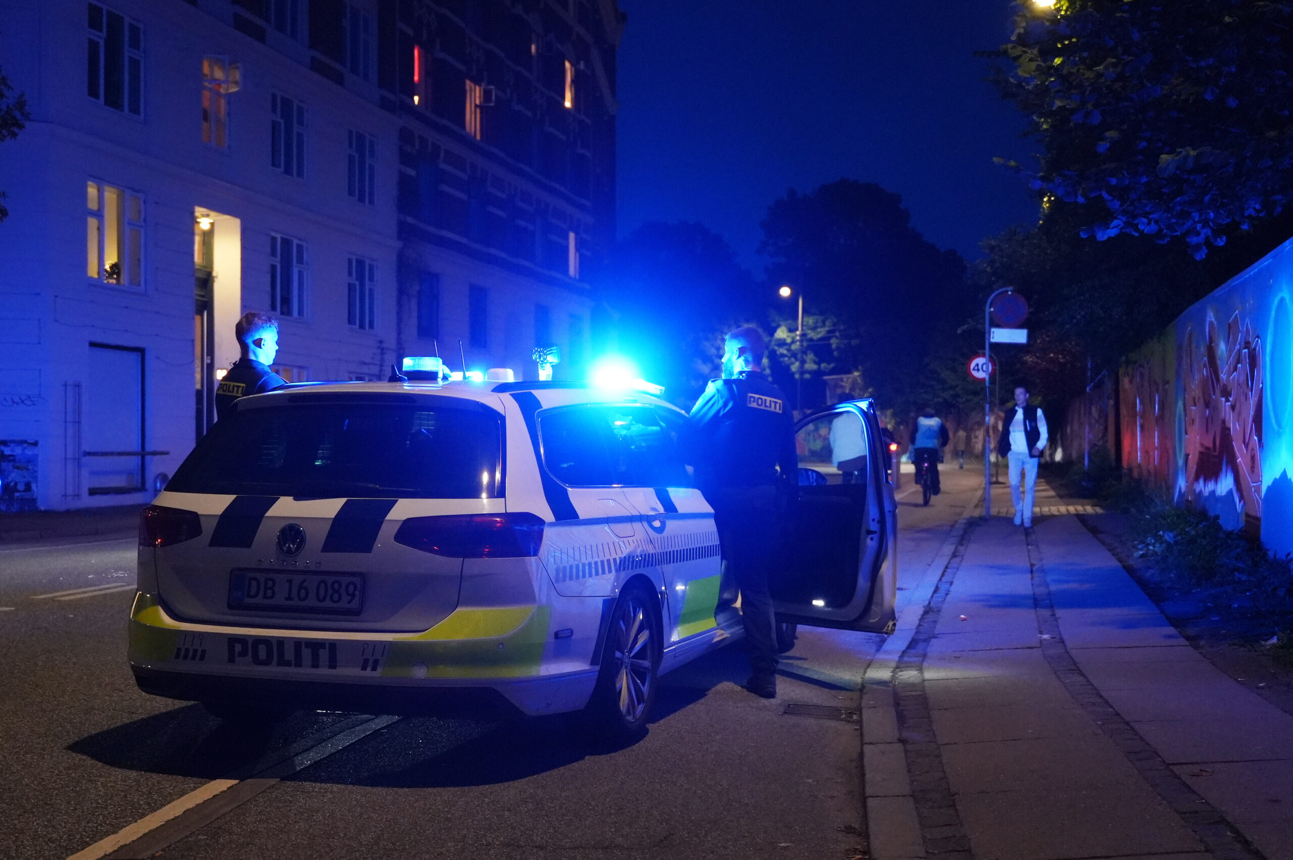 Polizisten stehen Wache in der Nähe des Tators in der Kopenhagener Freistadt Christiania.