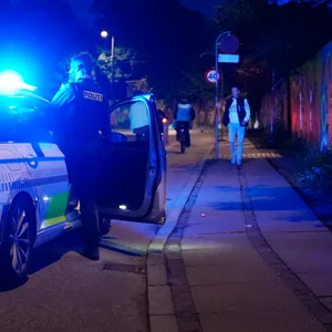 Polizisten stehen Wache in der Nähe des Tators in der Kopenhagener Freistadt Christiania.