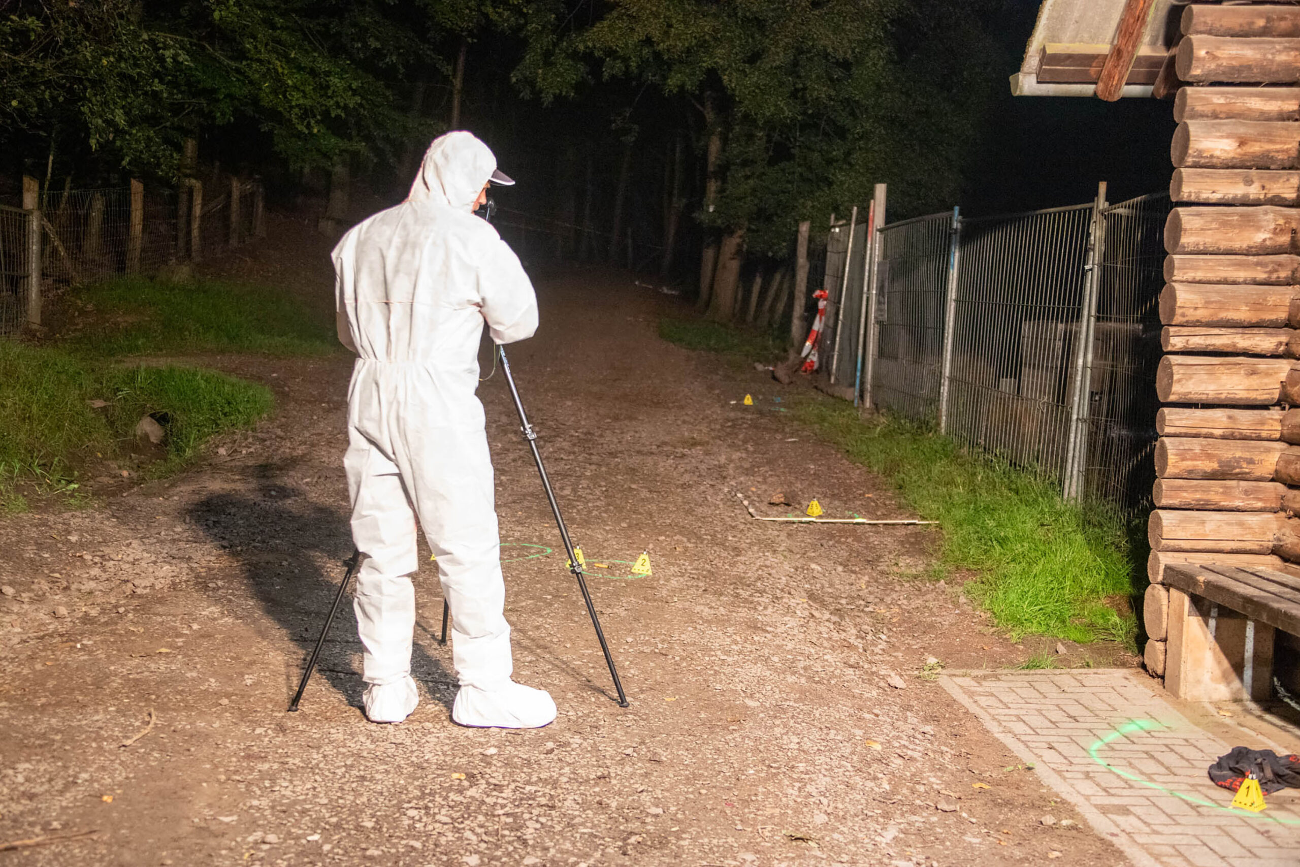 Die Ermittlungen zu dem mutmaßlichen versuchten Doppelmord in einem Wald in Saarbrücken laufen.