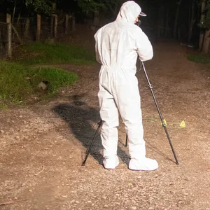 Die Ermittlungen zu dem mutmaßlichen versuchten Doppelmord in einem Wald in Saarbrücken laufen.