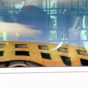 Der angeklagte 15-jährige zeigt Medienvertreter seinen Mittelfinger, als er in einem Gefangenentransporter der Jugendanstalt Hameln mit verdunkelten Scheiben am Landgericht Hannover vorfährt.