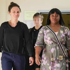 Klara P. (M.)und ihre Anwältinnen Fenna Busmann (l.) und Katrin Hawickhorst (r.) kommen nach dem Freispruch aus dem Gerichtssaal.