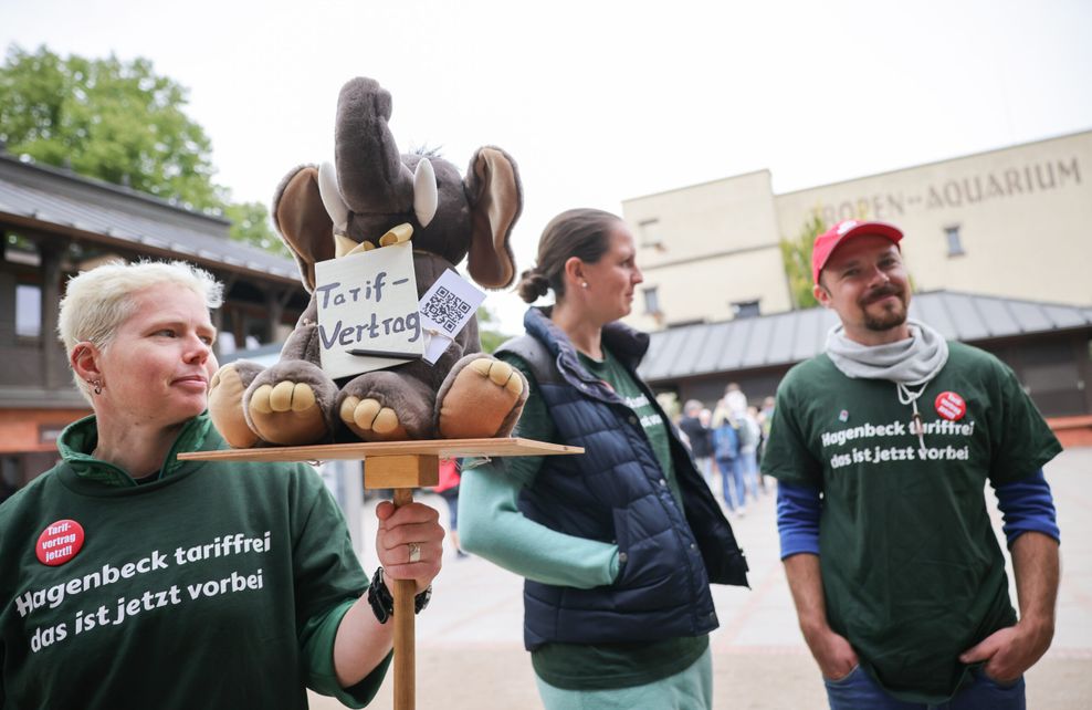 Mitarbeiter des Hamburger Tierparks Hagenbeck standen am Dienstag vor dem Eingang des Zoos und streikten.