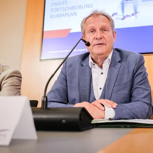 Umweltsenator Jens Kerstan (Grüne) stellt gemeinsam mit Anselm Sprandel (r.), Leiter des Amts für Energie und Klima, und Benno Hain, Leitstelle Klima, die Fortschreibung des Klimaplans vor.