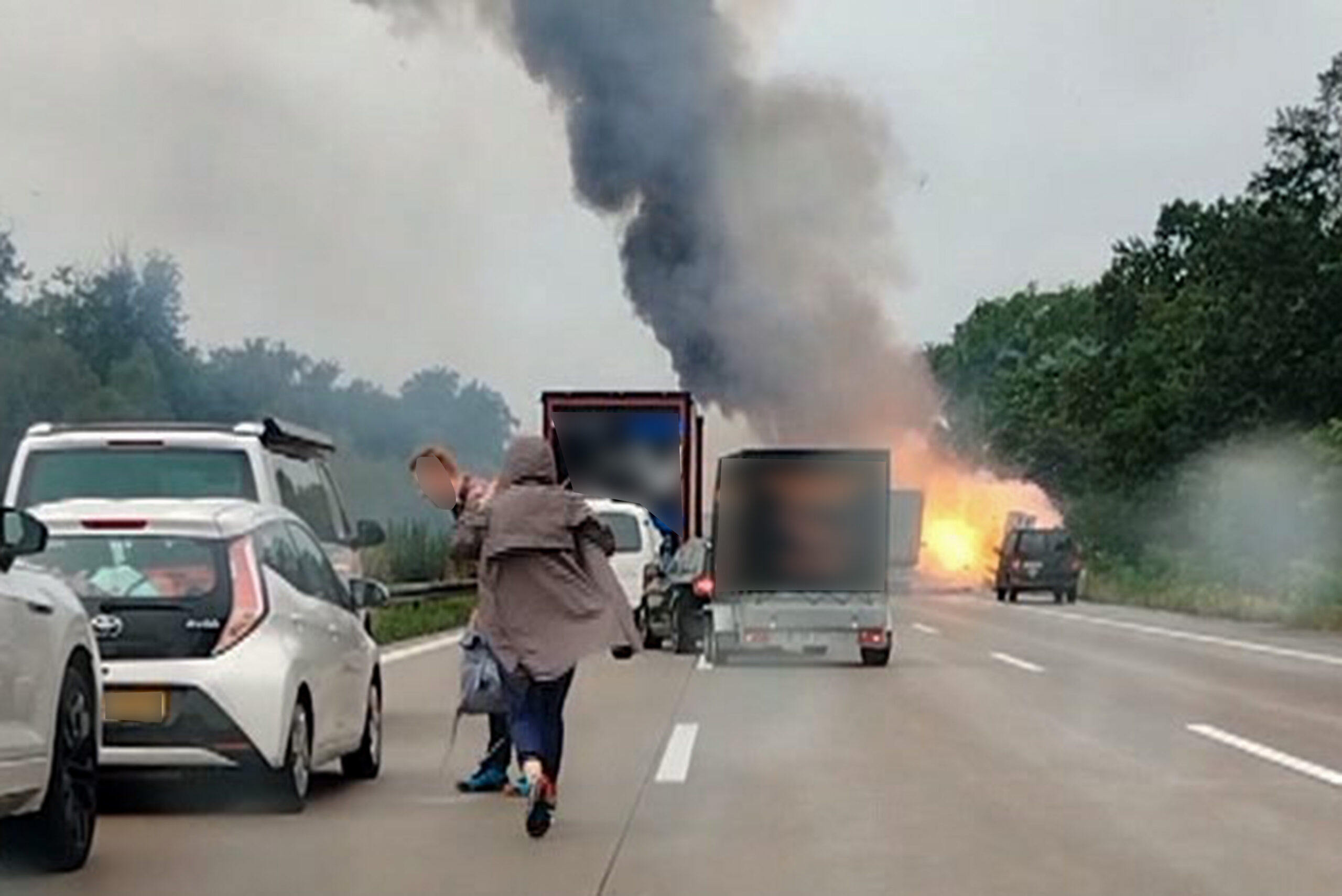 Autofahrer mussten fluchtartig ihre Fahrzeuge verlassen, um sich vor herumfliegenden Teilen in Sicherheit zu bringen.