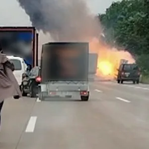 Autofahrer mussten fluchtartig ihre Fahrzeuge verlassen, um sich vor herumfliegenden Teilen in Sicherheit zu bringen.
