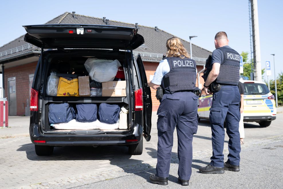 Die Bundespolizisten Jana Kletzsch und Klaus Hohmann kontrollieren auf dem Rastplatz „Am Heideholz“ an der Autobahn 17 nahe der deutsch-tschechischen Grenze ein Fahrzeug.