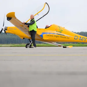 Die „Elektra Trainer” bei ihrer Ankunft am Flughafen Hannover.