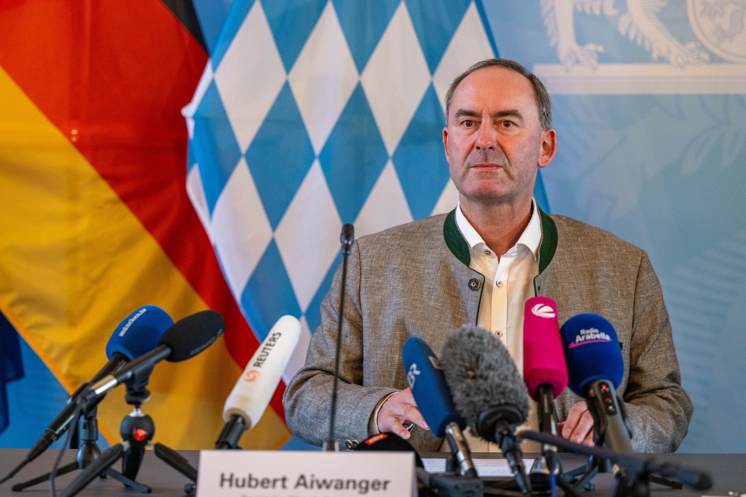Hubert Aiwanger (Freie Wähler), Staatsminister für Wirtschaft, Landesentwicklung und Energie von Bayern, spricht auf einer Pressekonferenz.