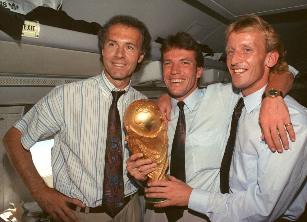 Franz Beckenbauer, Lothar Matthäus und Andreas Brehme 1990 mit dem WM-Pokal