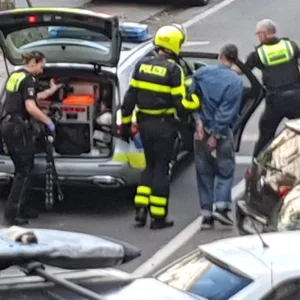 Die Einsatzstelle in Eimsbüttel: Polizisten führten den Verdächtigen ab.