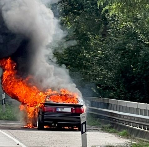 Audi brannt auf Bundesstraße bei Hamburg lichterloh