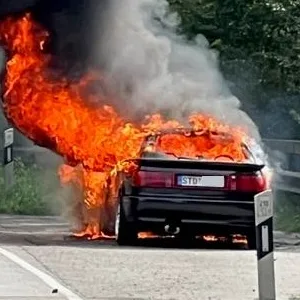 Audi brannt auf Bundesstraße bei Hamburg lichterloh