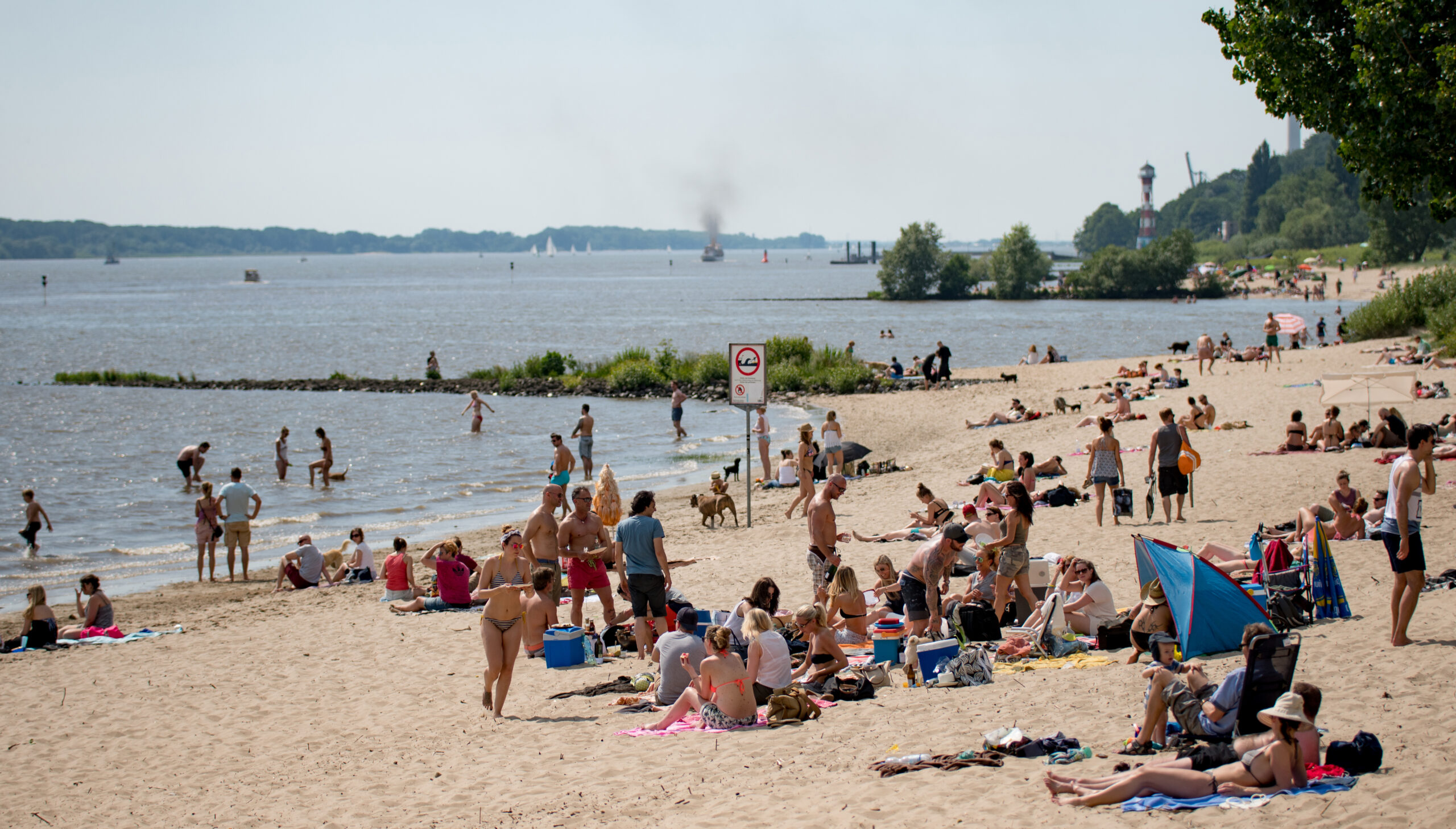 Der feine Sandstrand zwischen Blankenese und Rissen ist sehr beliebt. Doch die DLRG warnt vor unterschätzten Gefahren.