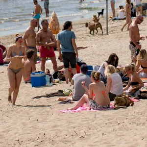 Der feine Sandstrand zwischen Blankenese und Rissen ist sehr beliebt. Doch die DLRG warnt vor unterschätzten Gefahren.