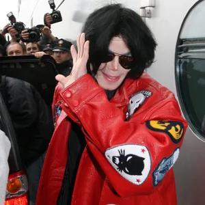 US-Popstar Michael Jackson steigt, von Fotografen umlagert, am Montag (30.01.2006) am Hamburger Flughafen aus einer Limousine. (Archivbild)