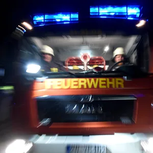 Großeinsatz im Norden: Kellerbrand – Bewohner flüchten auf Vordach