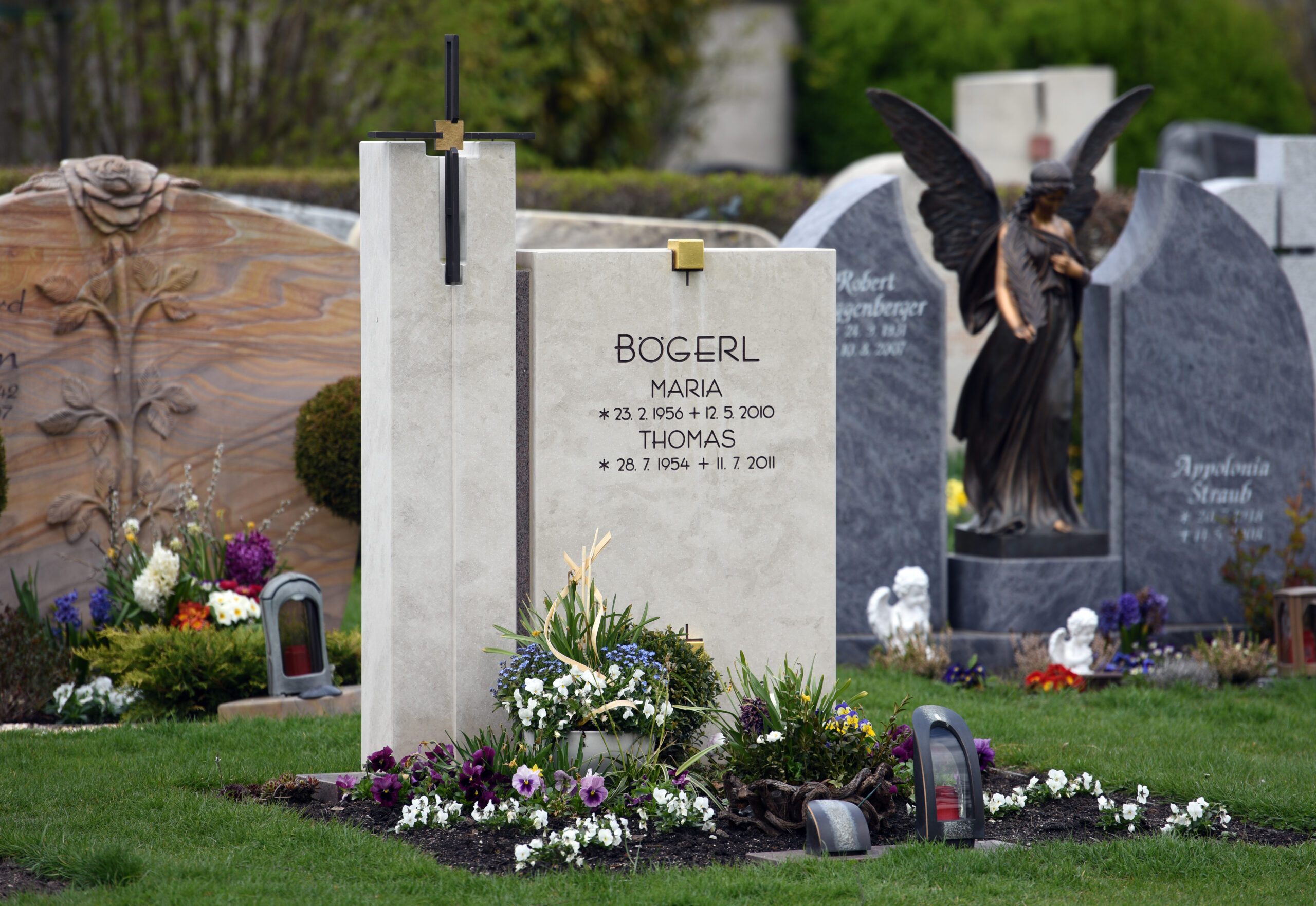 Das Grab von Maria und Thomas Bögerl ist am 06.04.2017 in Herrieden (Bayern) auf dem Friedhof mit Blumen geschmückt. Maria Bögerl wurde im Jahr 2010 entführt und ermordet. Ihr Mann Thomas, der damals Sparkassenvorsitzender in Heidenheim (Baden-Württemberg) war, nahm sich ein Jahr später das Leben.
