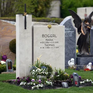 Das Grab von Maria und Thomas Bögerl ist am 06.04.2017 in Herrieden (Bayern) auf dem Friedhof mit Blumen geschmückt. Maria Bögerl wurde im Jahr 2010 entführt und ermordet. Ihr Mann Thomas, der damals Sparkassenvorsitzender in Heidenheim (Baden-Württemberg) war, nahm sich ein Jahr später das Leben.